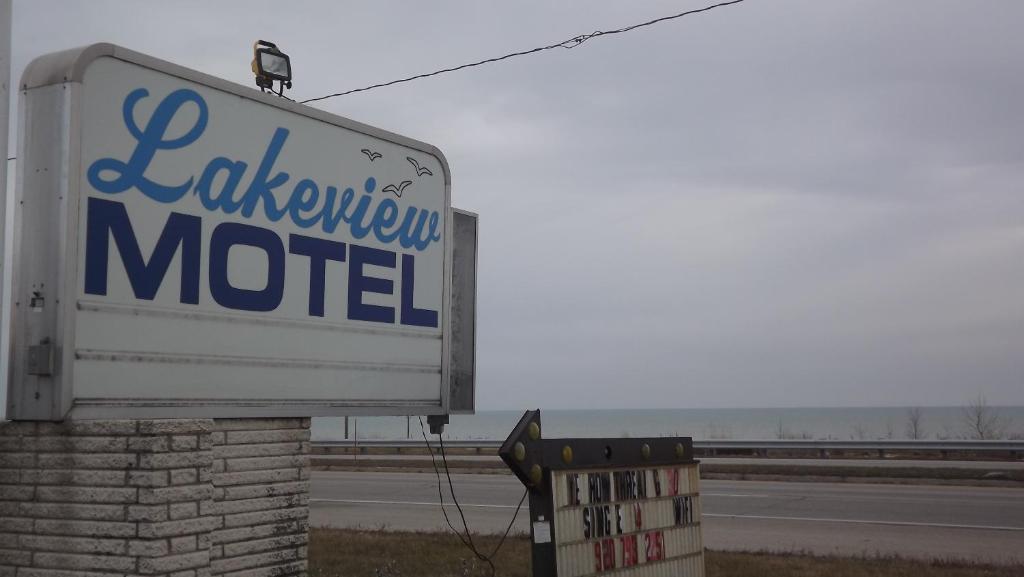 Lakeview Motel Two Rivers Exterior photo